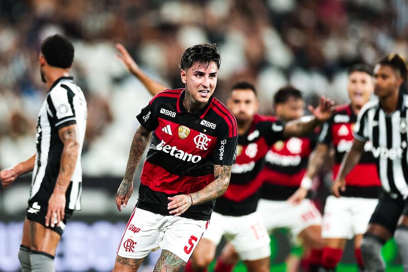 Pulgar comemorando contra o Botafogo.