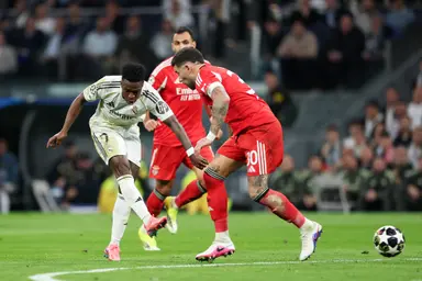 Vini Jr contra Otamendi em Real Madrid x Benfica, pela Champions League