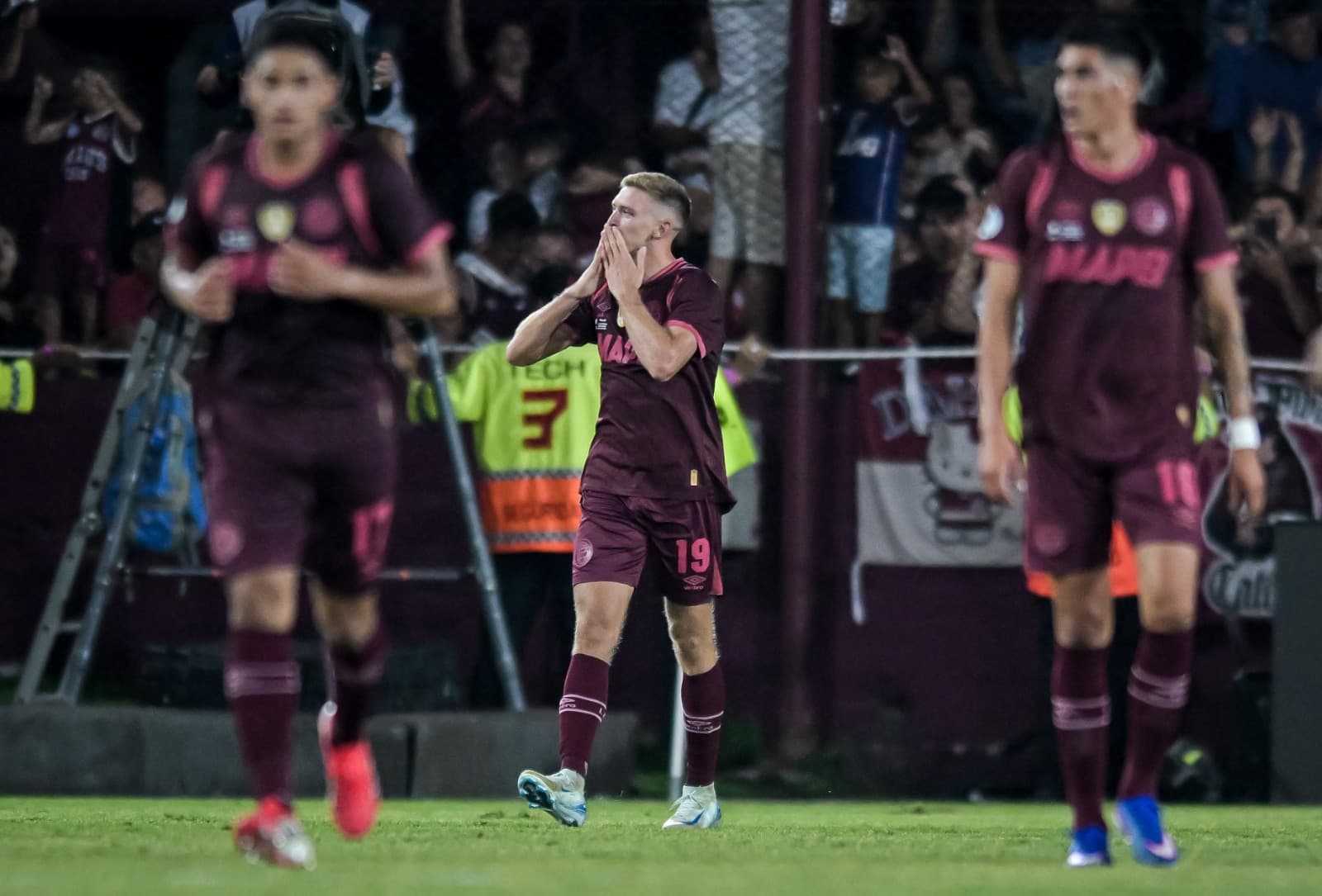 Rodrigo Castillo, do Lanus, comemora após marcar o primeiro gol de seu time durante a partida de ida da CONMEBOL Recopa 2026 entre Lanus e Flamengo, no Estádio Ciudad de Lanus Nestor Díaz Perez, em 19 de fevereiro de 2026, em Buenos Aires, Argentina.