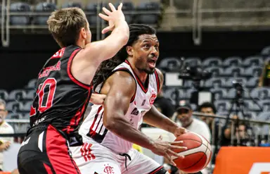 Shaq Johnson se prepara para arremesso em FlaBasquete x Franca