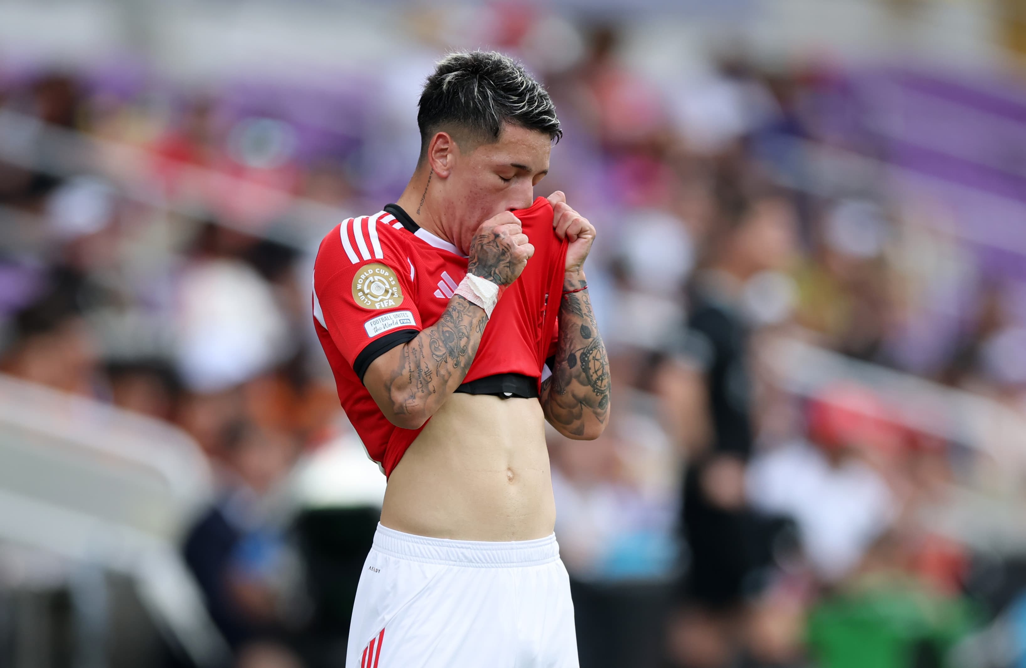 Gianluca Prestianni leva camisa ao rosto durante jogo do Benfica
