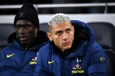 Richarlison no banco do Tottenham