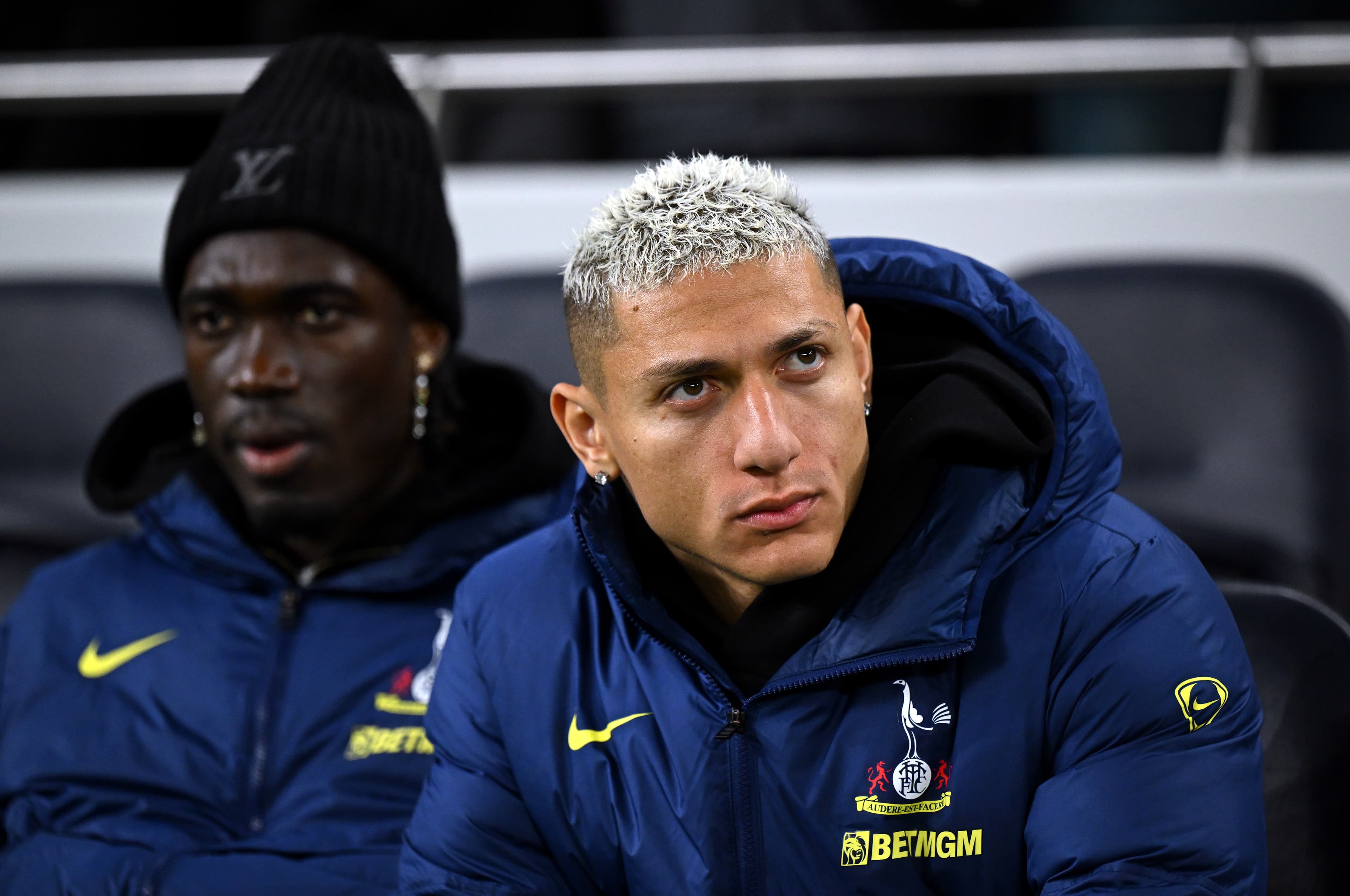 Richarlison no banco do Tottenham