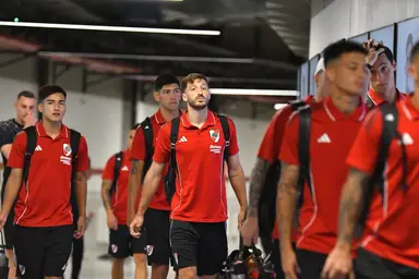 Viña junto com o elenco do River Plate