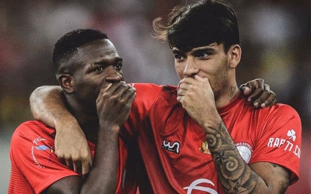 Vini Jr e Paquetá abraçados.