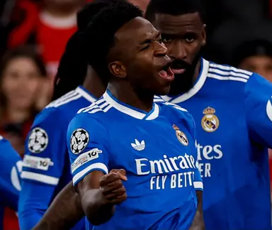 Vini Jr comemora gol pelo Real Madrid contra Benfica na Champions League