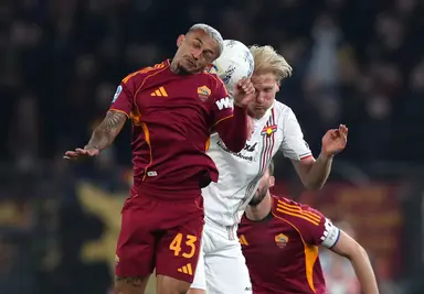 Wesley disputa bola no alto com Morten Thorsby em Roma 3x0 Cremonese, pelo Campeonato Italiano