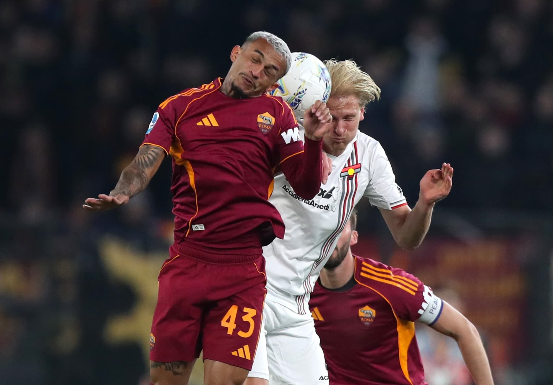 Wesley disputa bola no alto com Morten Thorsby em Roma 3x0 Cremonese, pelo Campeonato Italiano