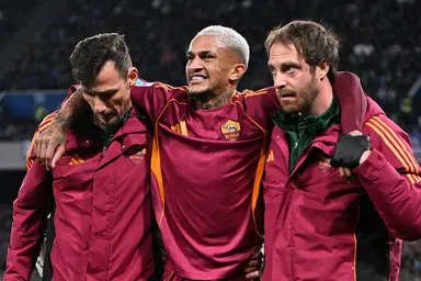 Wesley saindo de campo após sentir lesão em Napoli x Roma