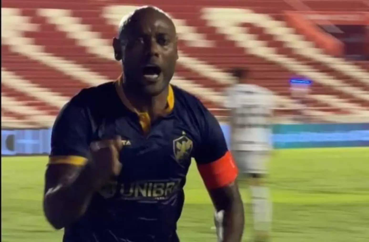 Vagner Love comemora último gol da carreira pelo Retrô