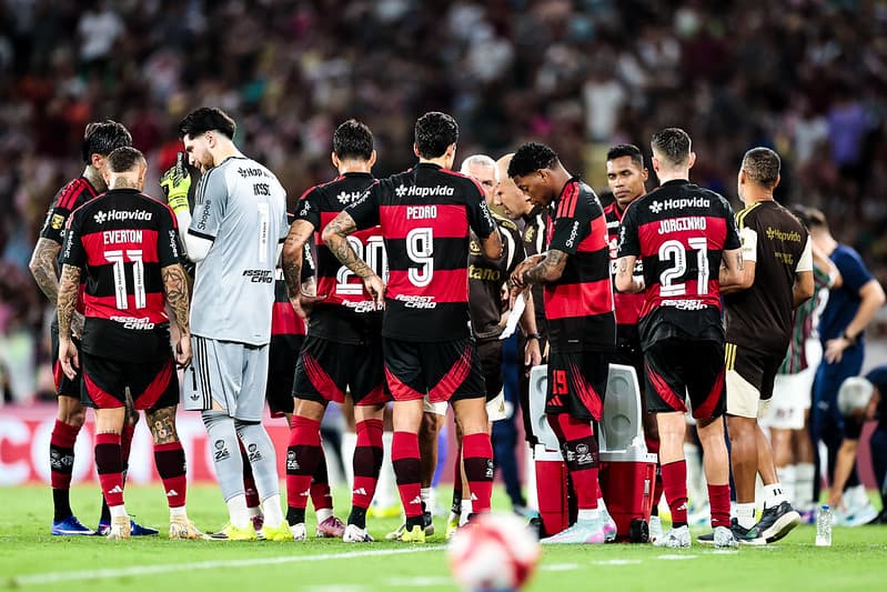 Flamengo reunido no campo durante final do Carioca contra o Fluminense