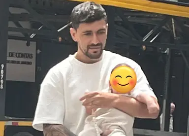 Arrascaeta com seu filho no colo no centro do Rio de Janeiro