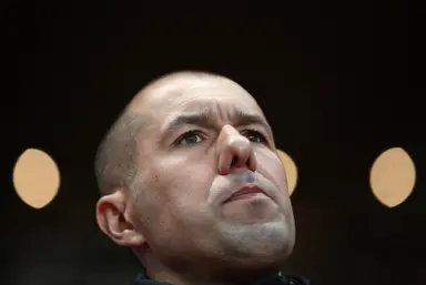 Léo Jarfim, novo técnico do Flamengo, olha para o céu