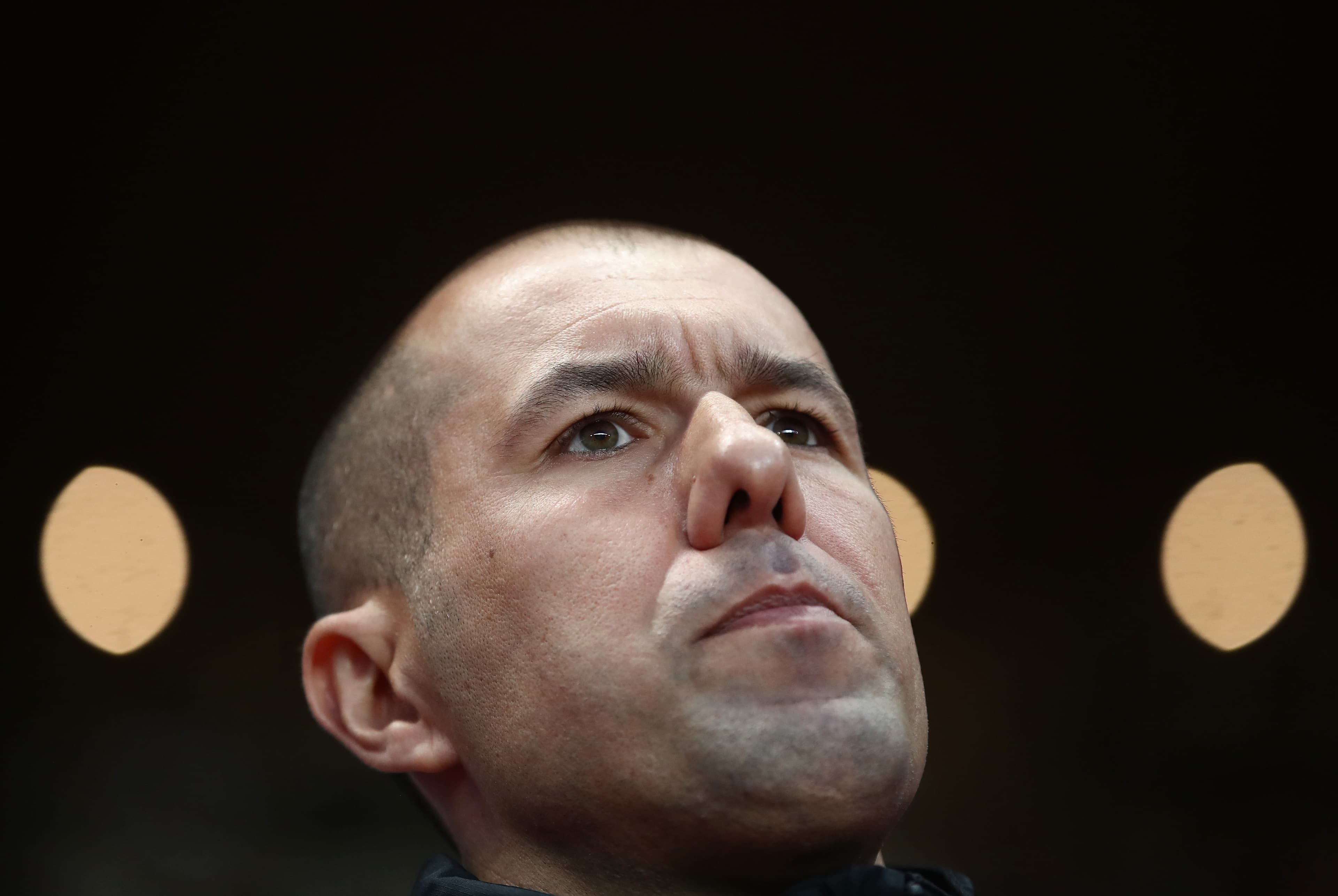 Léo Jarfim, novo técnico do Flamengo, olha para o céu