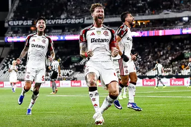 Léo Pereira, Pulgar e Paquetá comemoram efusivamente o gol do zagueiro sobre o Botafogo