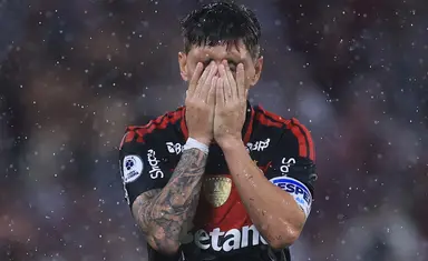 Arrascaeta leva mão ao rosto ao lamentar lance na final da Recopa contra o Lanús