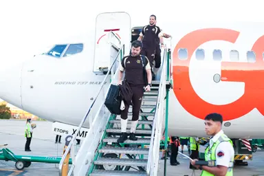 Chefe do DM do Flamengo, Fernando Sassaki desce de aeronave GOL em desembarque do Flamengo em Buenos Aires
