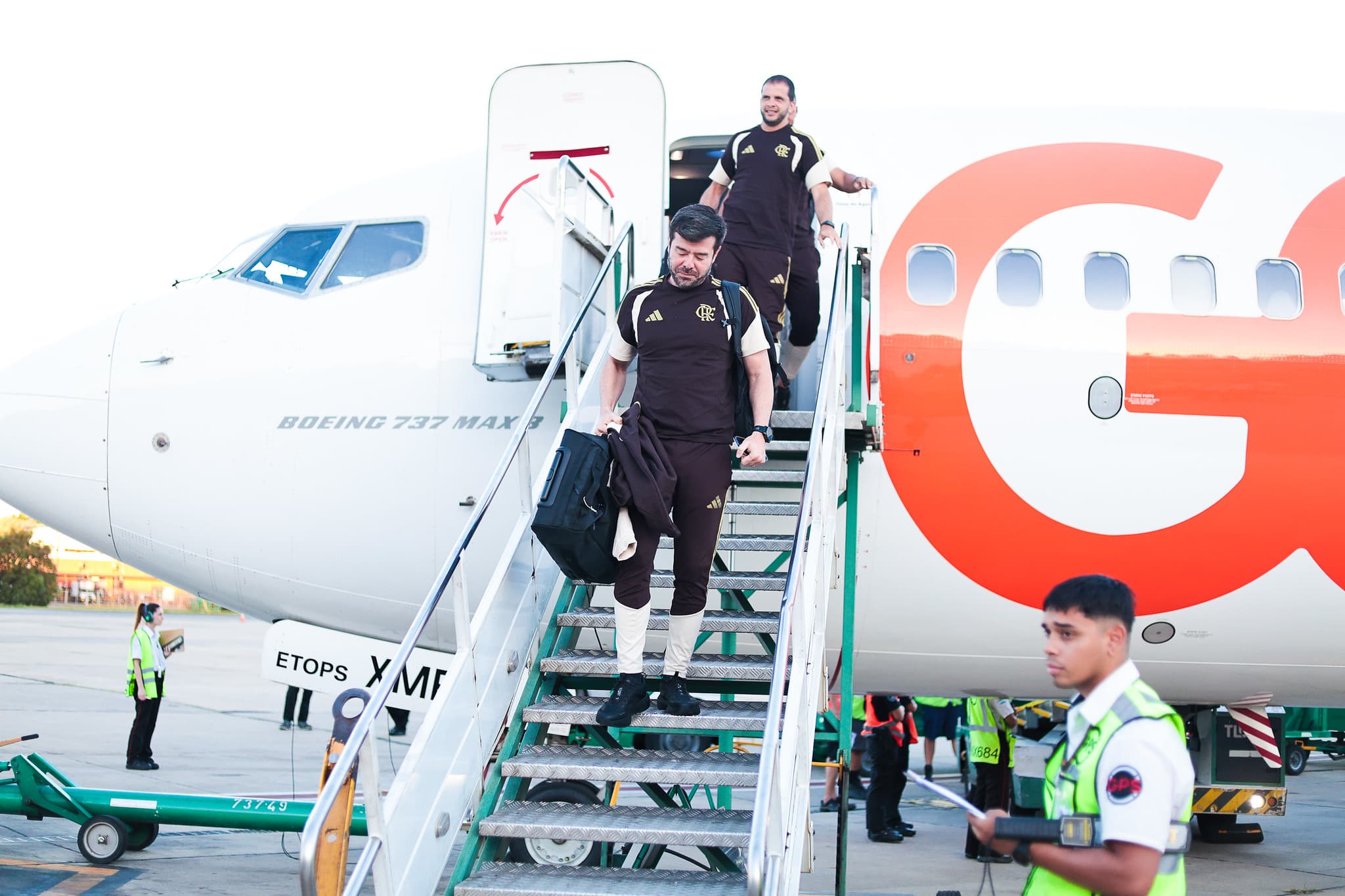 Chefe do DM do Flamengo, Fernando Sassaki desce de aeronave GOL em desembarque do Flamengo em Buenos Aires