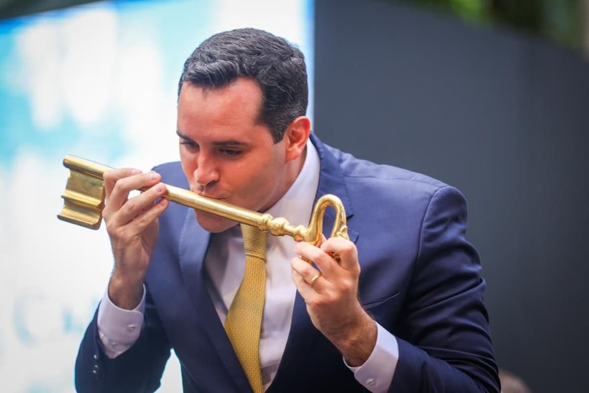 Eduardo Cavaliere, torcedor do Flamengo e novo prefeito do RJ, beija chave da cidade passada por Eduardo Paes