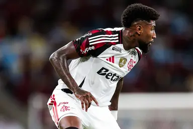 Emerson Royal pingando suor e em ação pelo Flamengo contra o Madureira no Carioca 2026