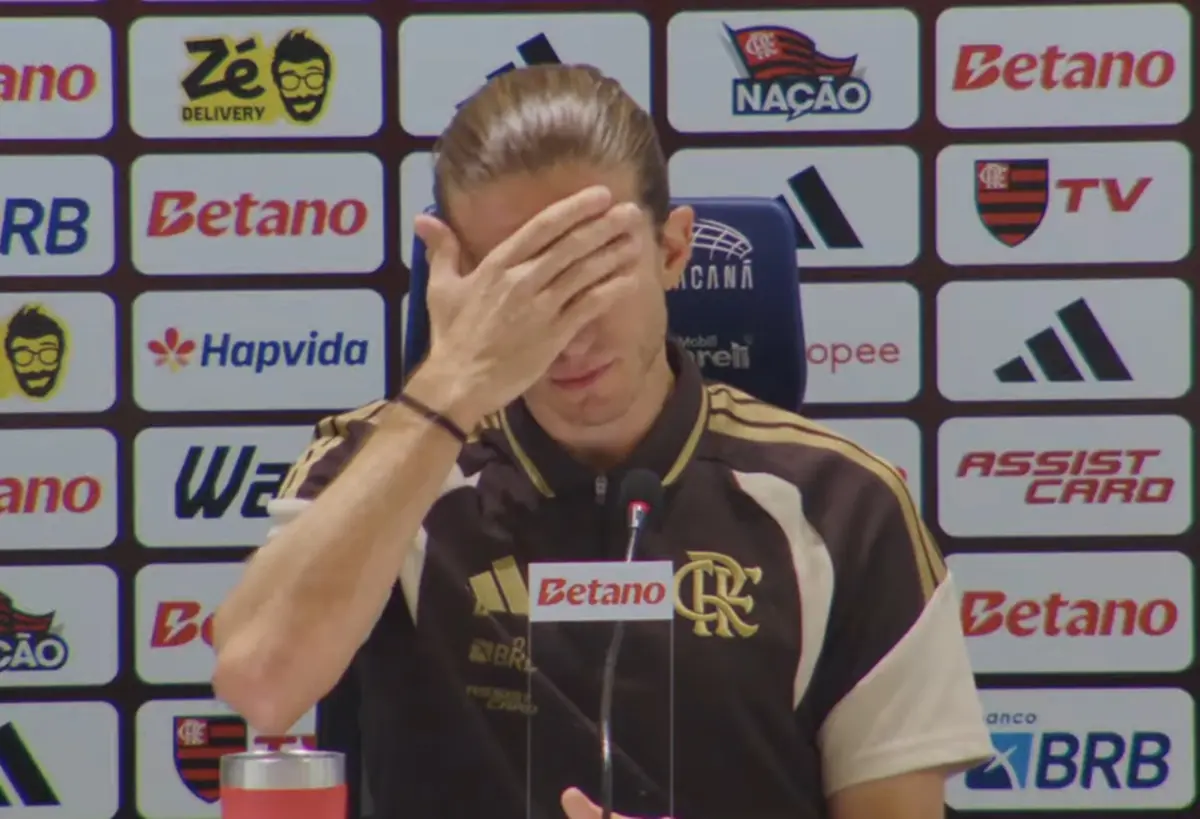 Filipe Luís passa a mão na cabeça durante coletiva após vitória do Flamengo contra o Madureira no Carioca 2026