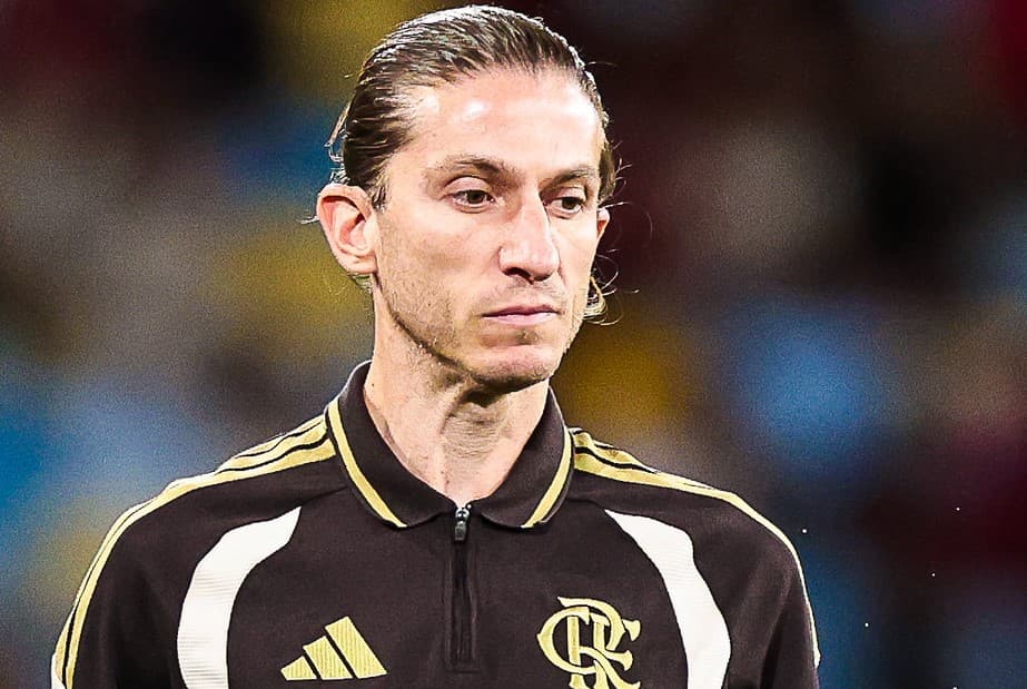 Filipe Luís na beira do campo em jogo do Flamengo
