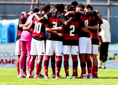 Jogadores do sub-17 do Flamengo reunidos antes de jogo