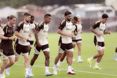 Filipe Luís, Jorginho, Alex Sandro, Paquetá, Samu Lino e Pedro correm durante treino no Ninho do Urubu