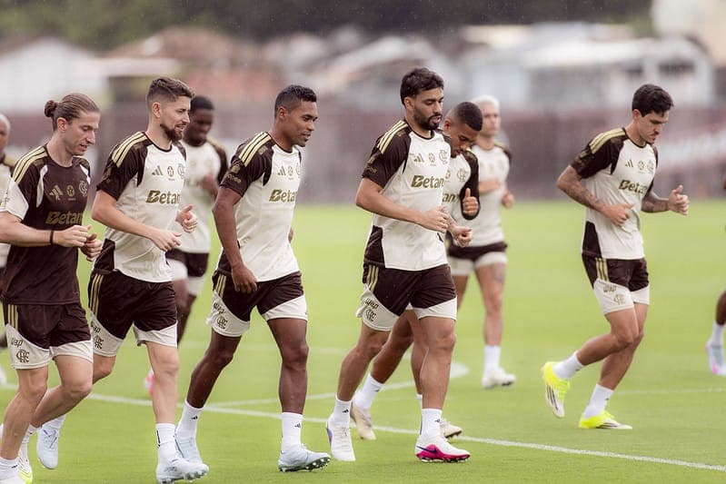 Filipe Luís, Jorginho, Alex Sandro, Paquetá, Samu Lino e Pedro correm durante treino no Ninho do Urubu