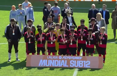 Jovens do Sub-12 do Flamengo com medalha de prata em foto final do Mundial da categoria