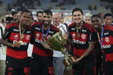 Lucas Paquetá com taça do Cariocão ao lado de Pedro e Wallace Yan