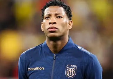 Plata alinhado para o hino nacional do Equador antes do amistoso contra o Marrocos