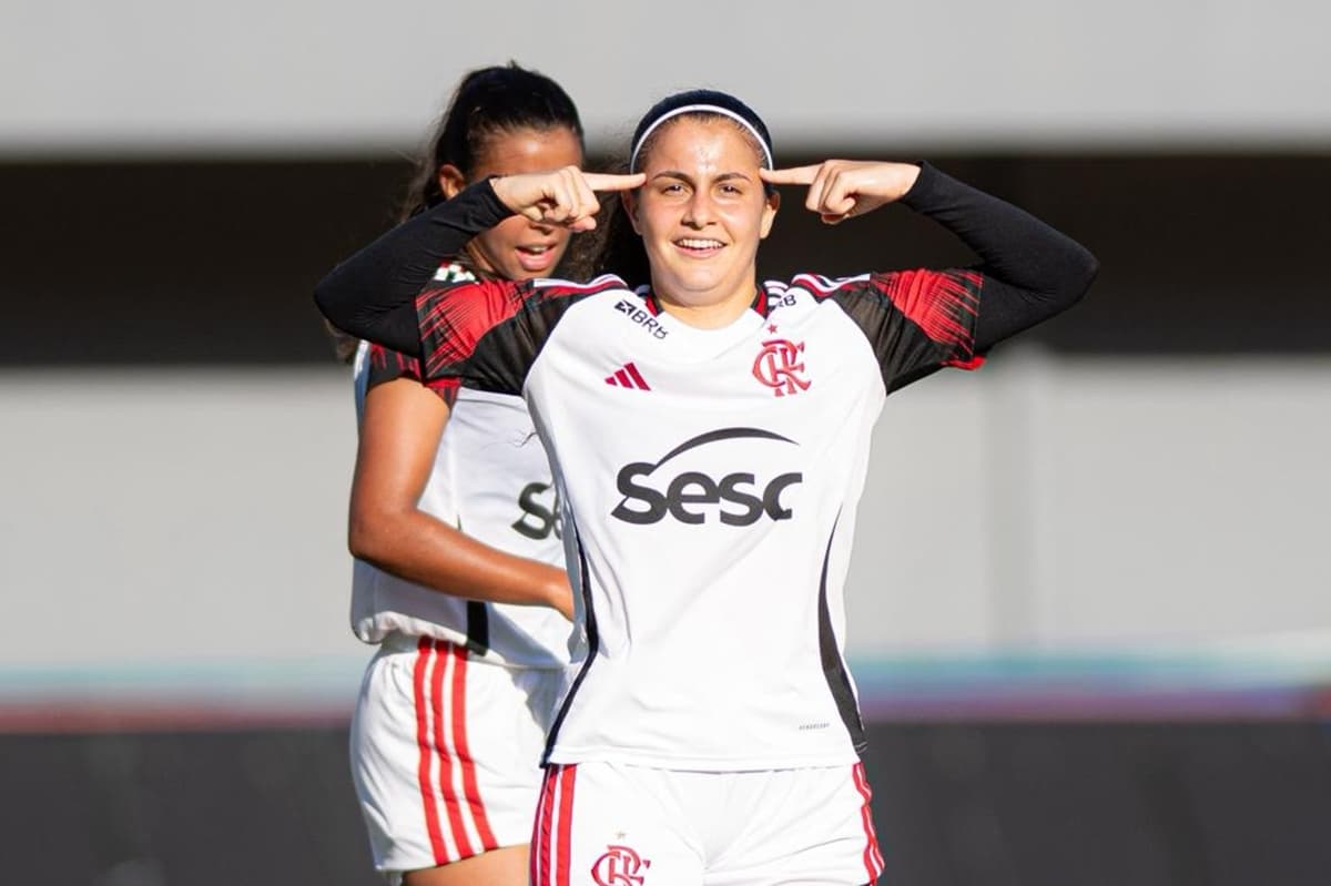 Isabela Nunes comemora apontando para a cabeça após golaço na vitória do Flamengo sobre o Litoral Norte na estreia do Brasileirão Feminino Sub-20