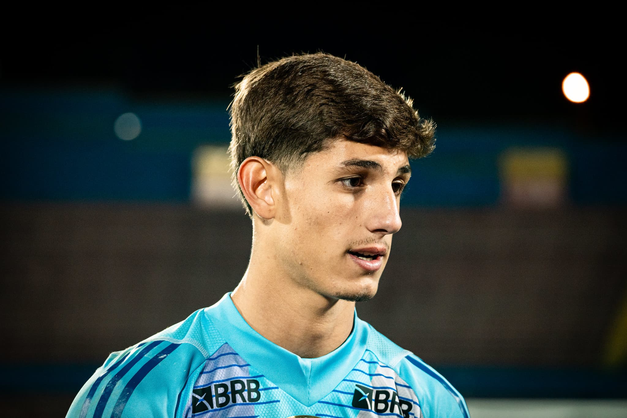 Close em Léo Nannetti com semblante concentrado durante Flamengo x Independiente Medellin pela Libertadores Sub-20