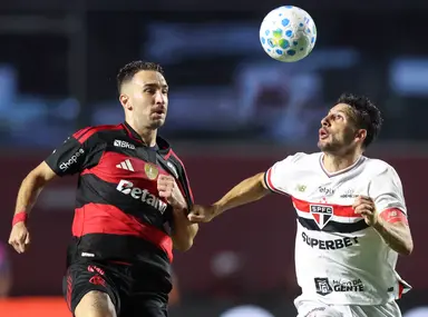 Leo Ortiz do Flamengo e Calleri do São Paulo lutam pela bola durante uma partida do Brasileirão 2026 entre São Paulo e Flamengo no Estádio MorumBIS