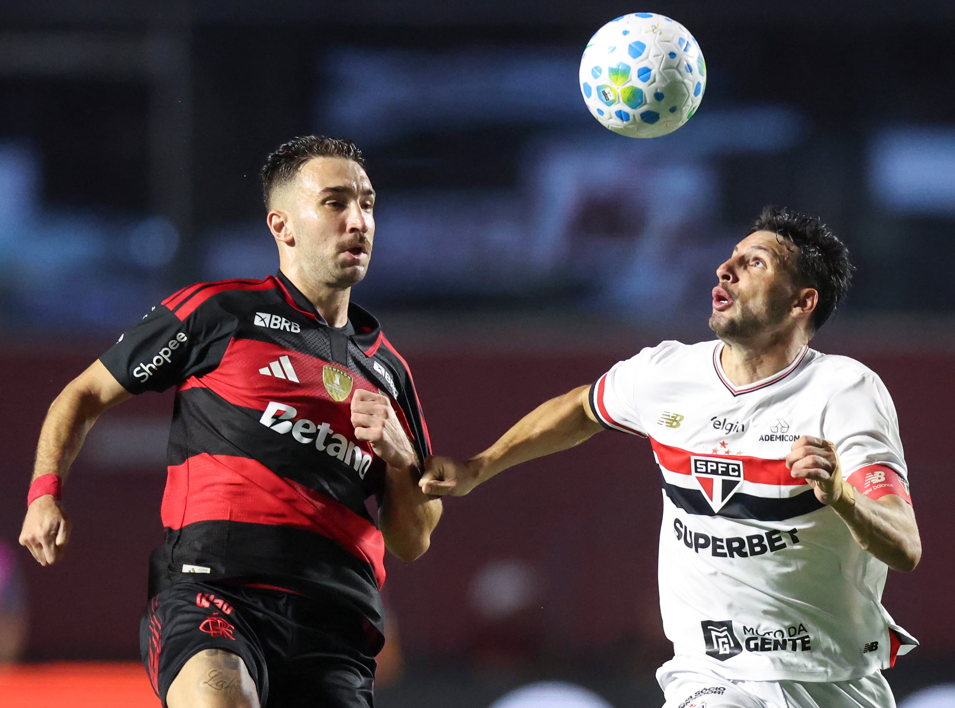 Leo Ortiz do Flamengo e Calleri do São Paulo lutam pela bola durante uma partida do Brasileirão 2026 entre São Paulo e Flamengo no Estádio MorumBIS