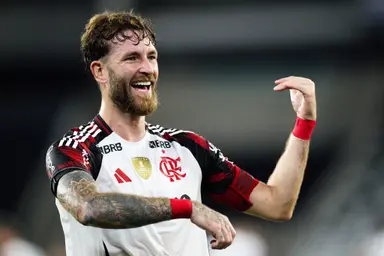 Léo Pereira comemora gol em Botafogo 0x3 Flamengo simulando tocar um violino inspirando-se em música de Bad Bunny