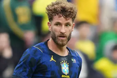 Léo Pereira com olhar atento durante jogo da Seleção Brasileira