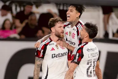 Paquetá e Pulgar comemoram com Léo Pereira após golaço em Flamengo x Botafogo