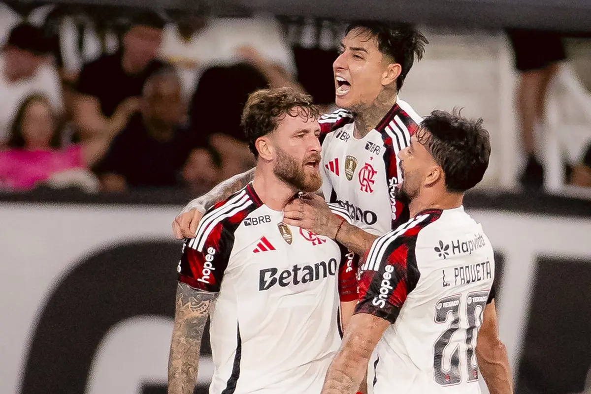 Paquetá e Pulgar comemoram com Léo Pereira após golaço em Flamengo x Botafogo
