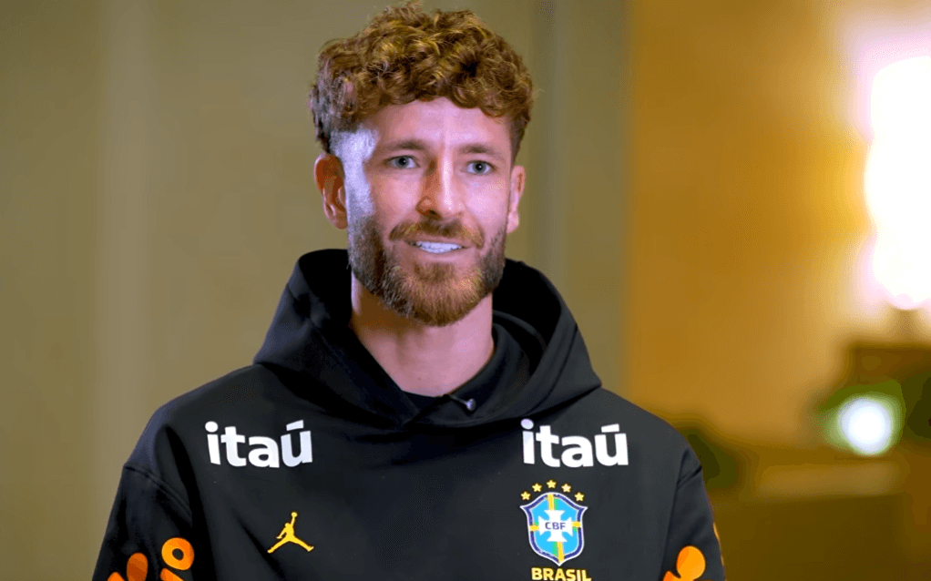 Léo Pereira sorri durante entrevista à CBF TV