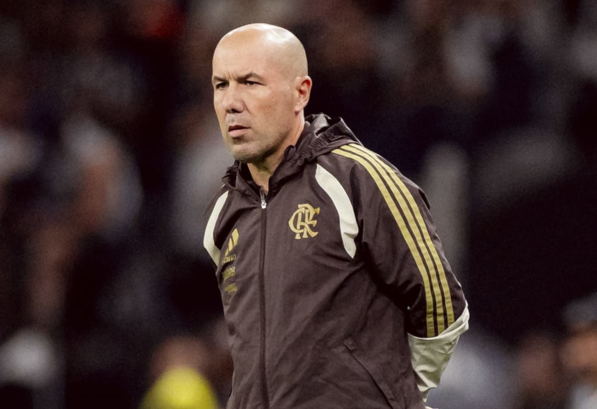 Leonardo Jardim sério com braços para trás observando jogo entre Flamengo e Corinthians pelo Brasileirão 2026