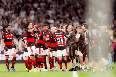 leonardo jardim reclama com arbitragem após o empate em 1 a 1 do Flamengo sobre o Corinthians, na Neo Química Arena, em 22 de março de 2026