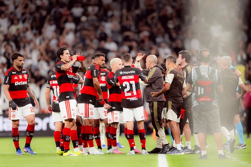 leonardo jardim reclama com arbitragem após o empate em 1 a 1 do Flamengo sobre o Corinthians, na Neo Química Arena, em 22 de março de 2026