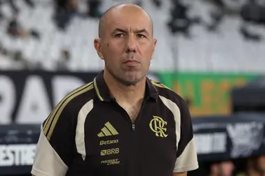 Leonardo Jardim com semblante sério durante duelo entre Flamengo e Botafogo no Nilton Santos