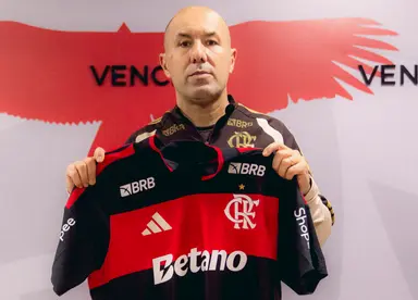 Leonardo Jardim segura a camisa do Flamengo