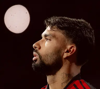 Lucas Paquetá sério olhando para o horizonte durante Corinthians 1x1 Flamengo, na Neo Química Arena, pelo Brasileirão 2026