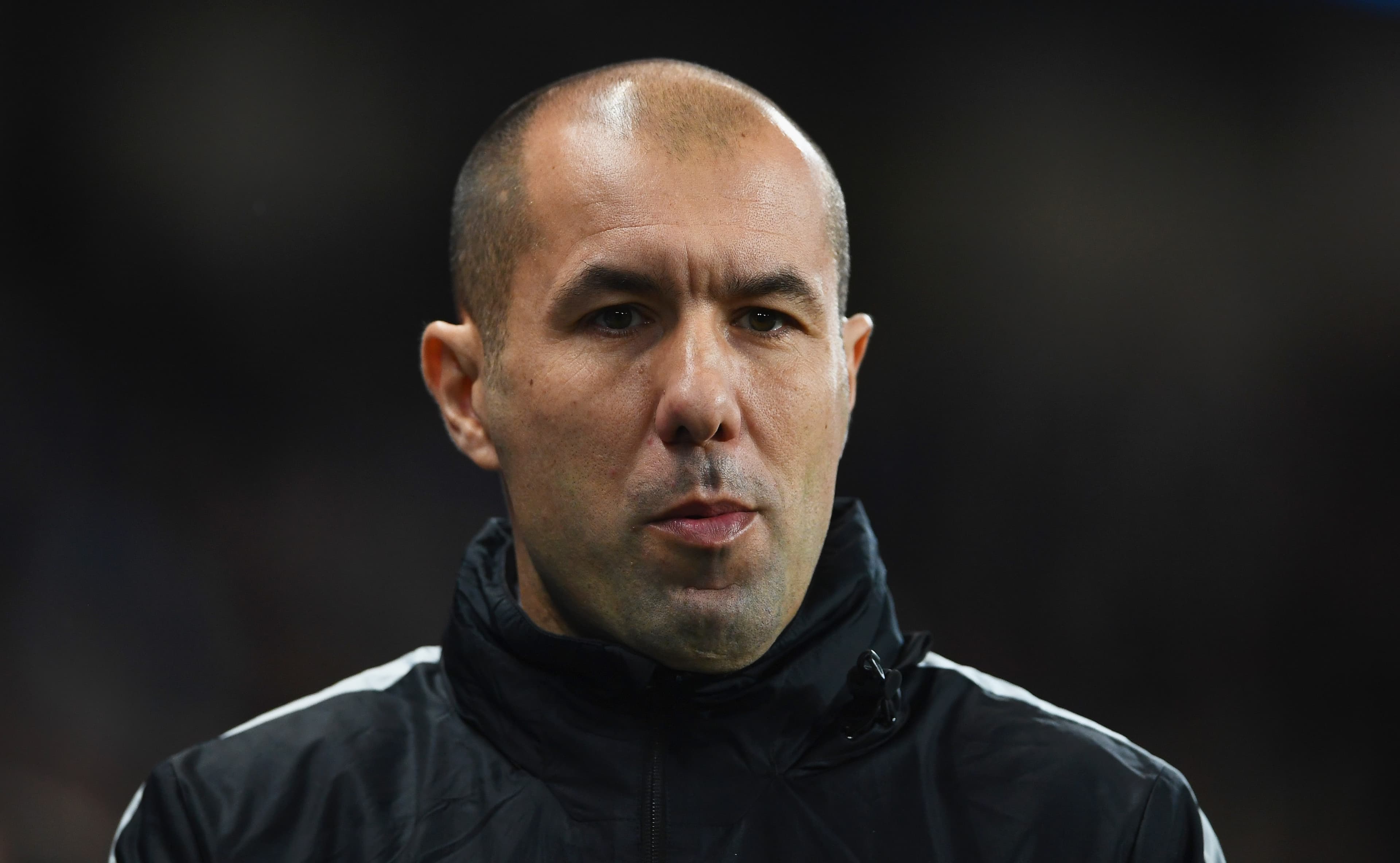 Técnico Léo Jardim na beira do campo