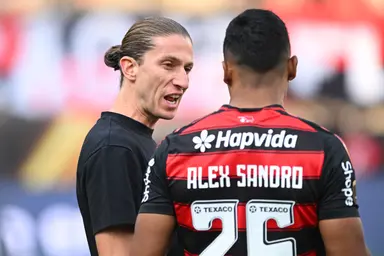 Filipe Luís e Alex Sandro conversam em jogo do Flamengo