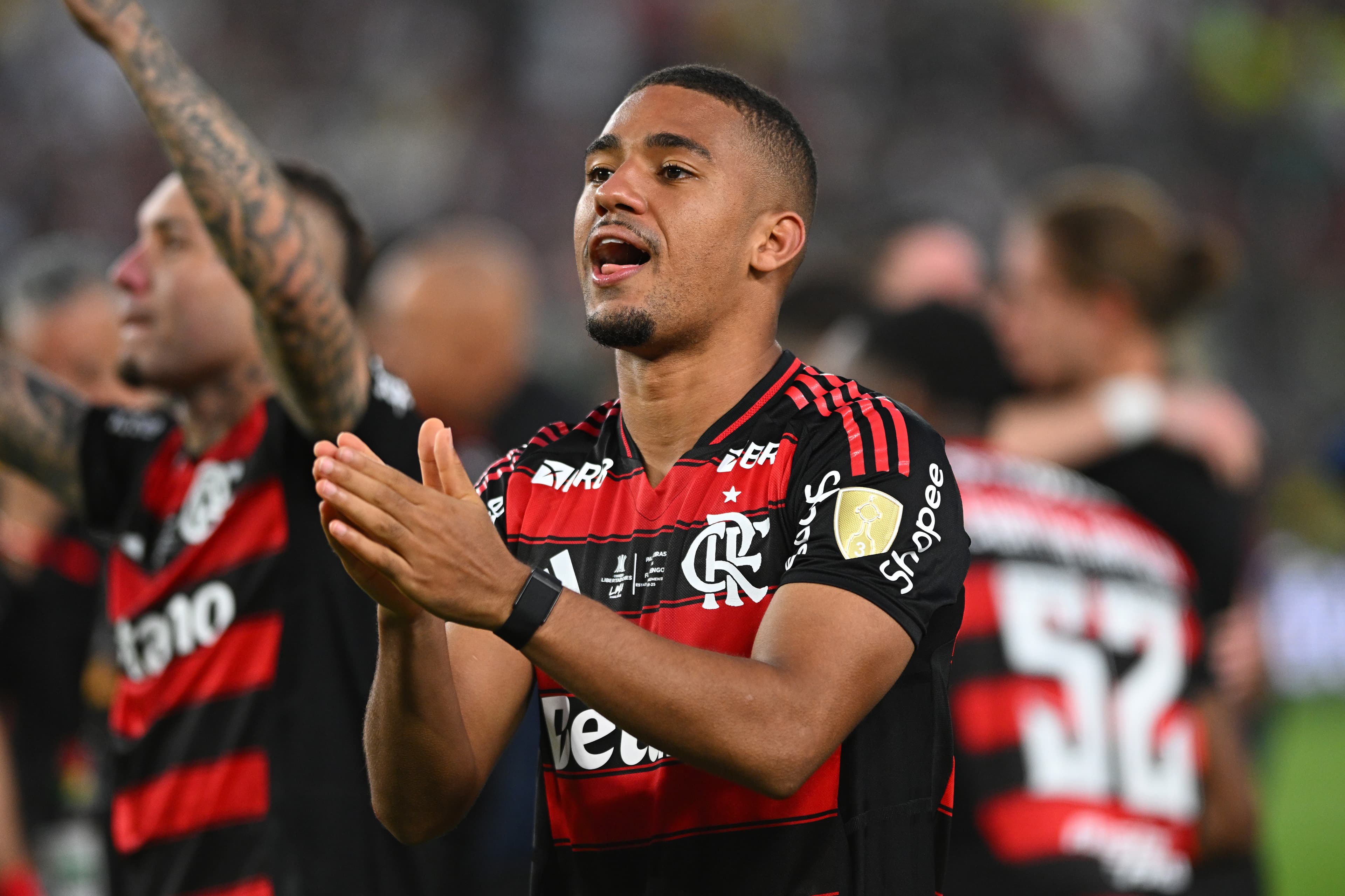 Samuel Lino em campo pelo Flamengo